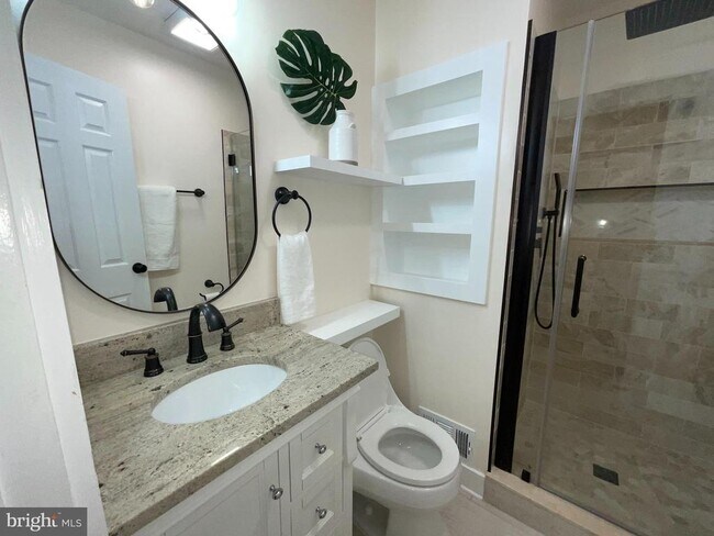 Building Photo - 1027 Travis Ln