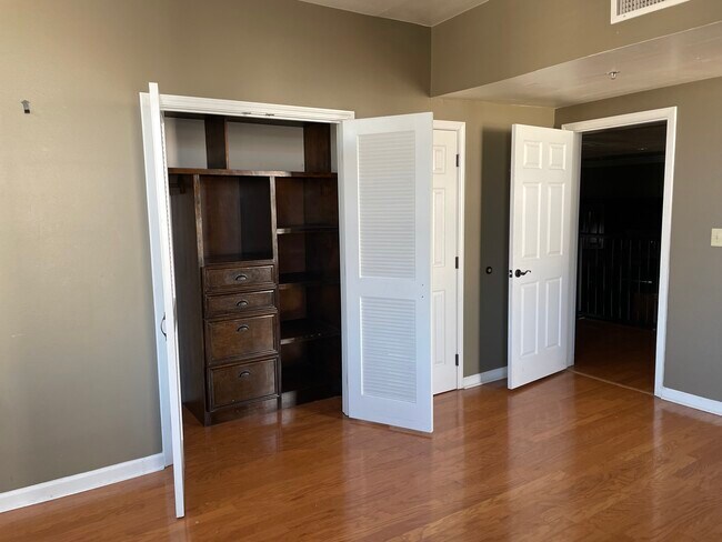 Building Photo - 102 N Front St