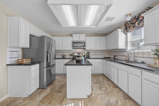 Building Photo - 2018 Waverly Glend Dr