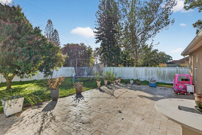 Building Photo - 1121 SW Ivanhoe St