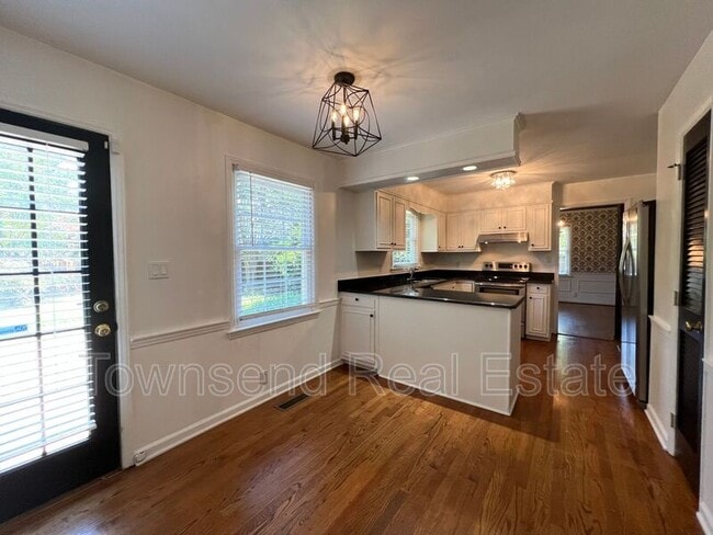 Building Photo - 2814 Mirror Lake Dr