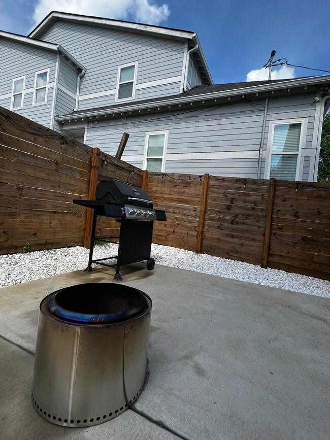 Building Photo - 1072 Zophi St