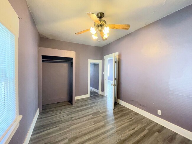 Building Photo - 2 bedroom home with garage