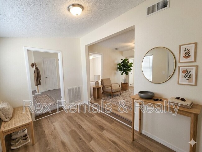 Building Photo - 2337 15th Ave S