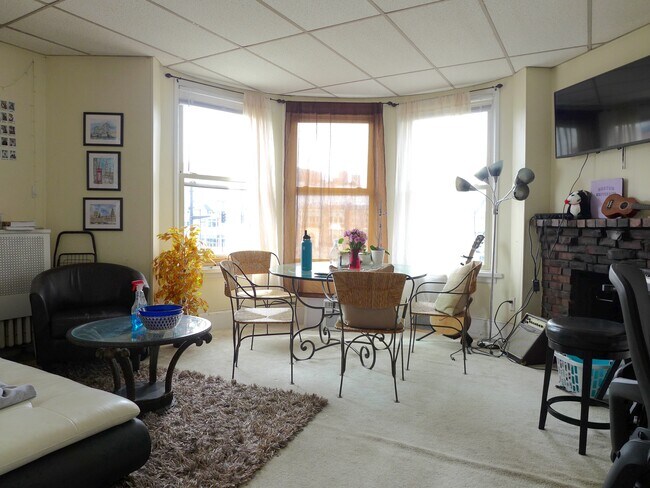 Building Photo - 869 Beacon St