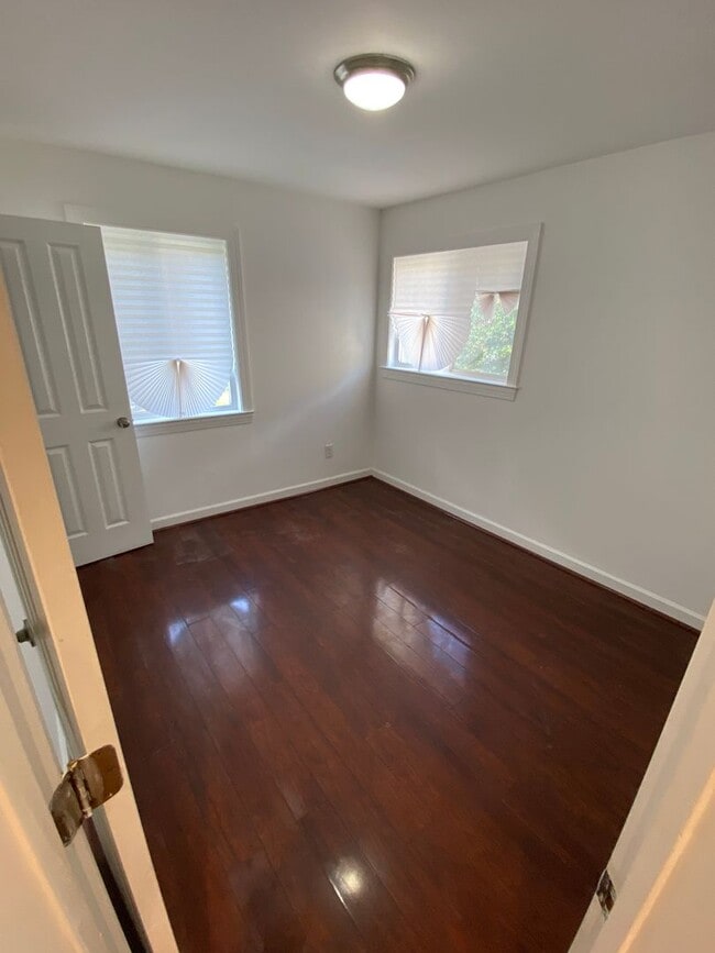 Building Photo - 2bd/1ba garden apartment; 706 sq.ft. $1300...