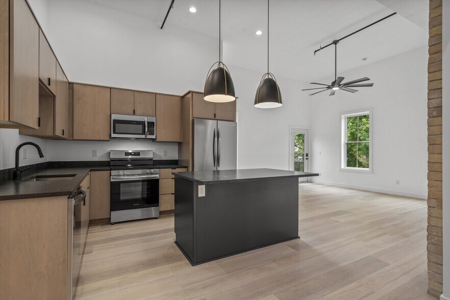 Building Photo - 308 Oak St