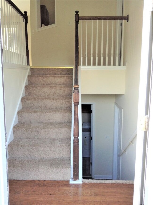 Building Photo - 6br House Near Campus FOR RENT