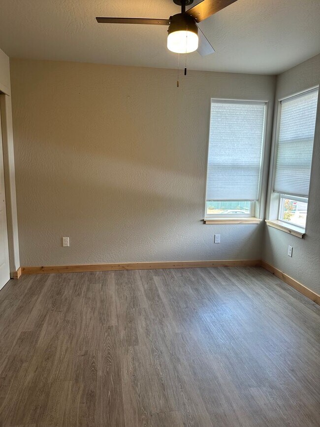 Building Photo - Beautiful 3BR/2BA Two-Story Home with Gara...