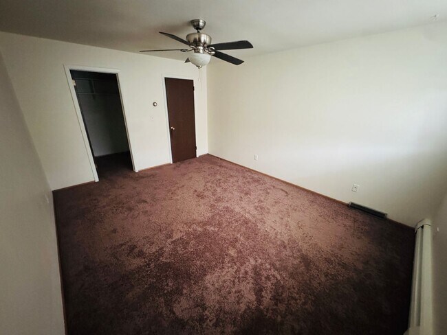 Building Photo - Expansive Bi-Level 3-Bedroom