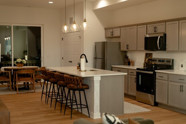 Building Photo - 1204 SW Franklin Dr