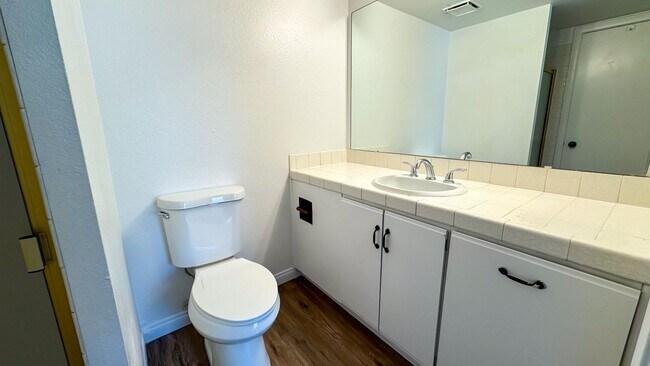 Building Photo - Las Vegas 2-Bed, 2-Bath Condo in Secure Ga...