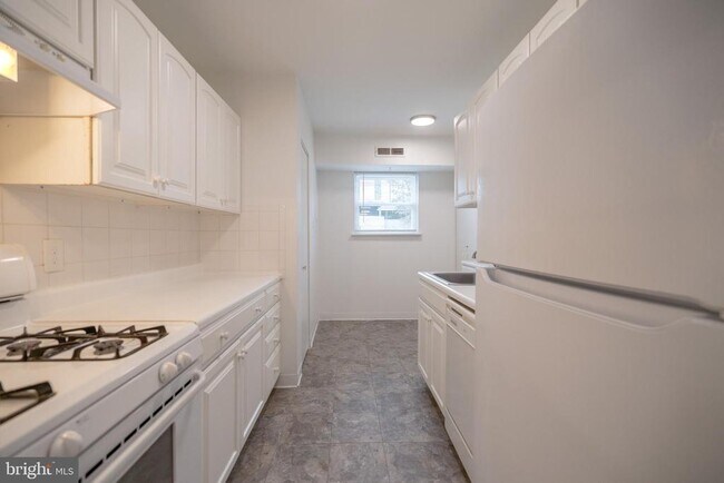 Building Photo - 5937 Quantrell Ave
