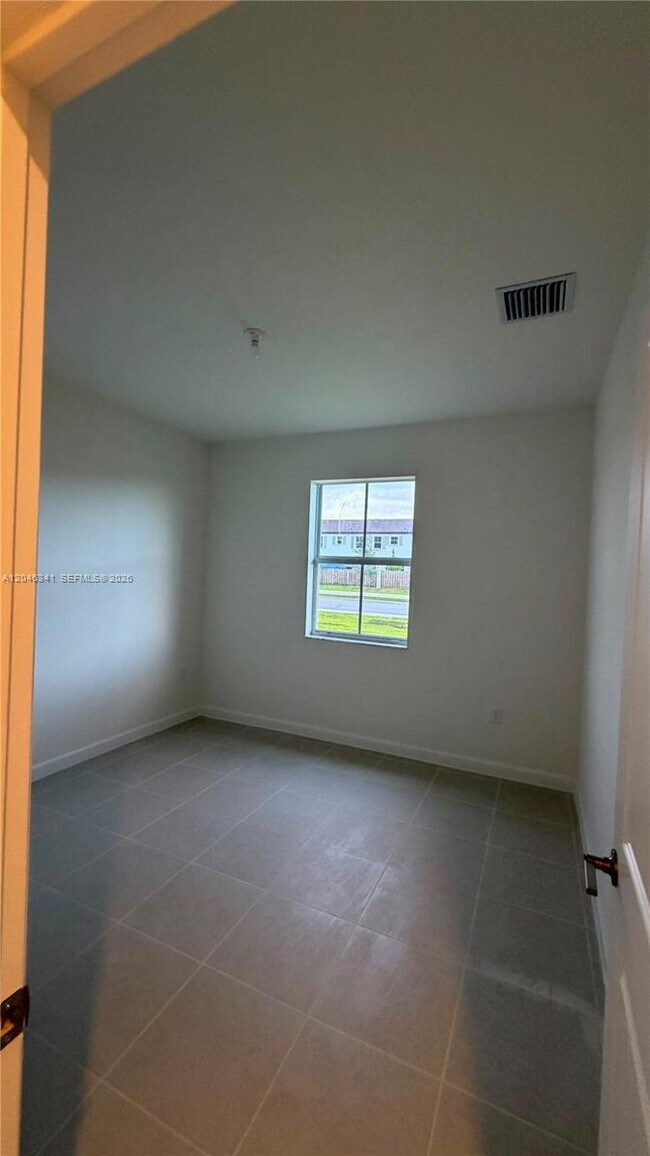 Building Photo - 2475 SE 29th Dr