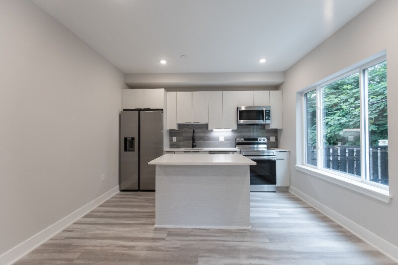 Building Photo - 665 N 35th St