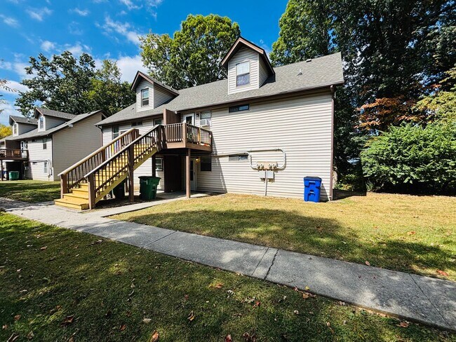 Building Photo - 653 Village Ln