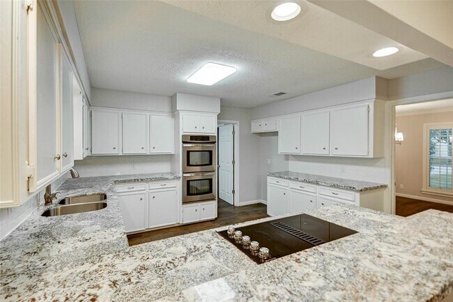 Building Photo - 13915 Charlynn Oaks Dr