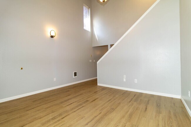 Primary Photo - Large 2 bed 1.5bath townhouse