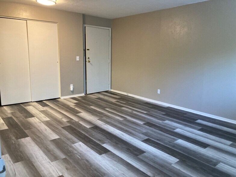 Building Photo - 216 E Sycamore St