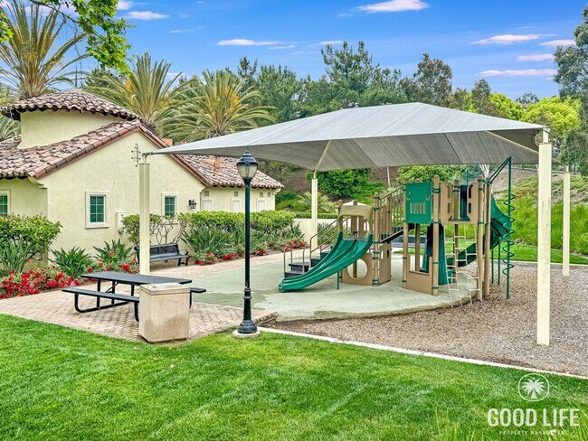 Building Photo - Great 4B/2.5BA House in Vista!