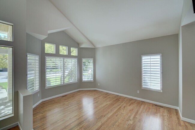 Building Photo - 4Bd/2.5Ba Sammamish Home