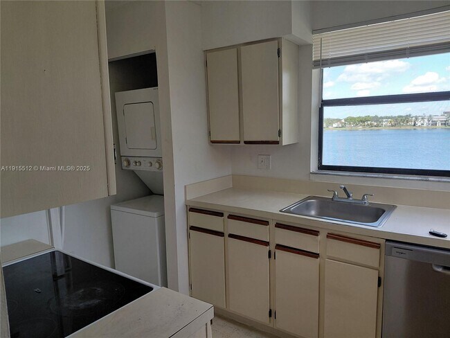 Building Photo - 999 Hamilton Dr