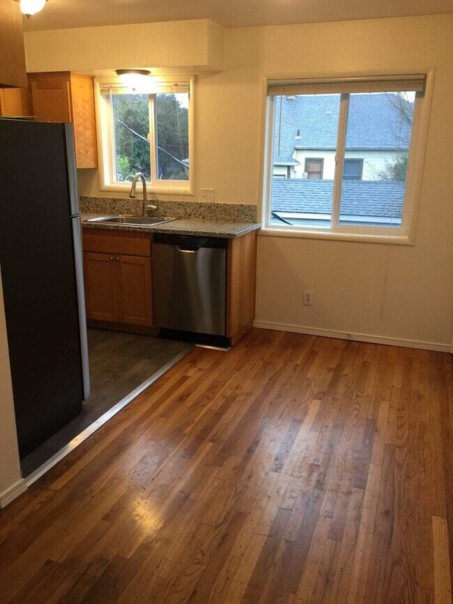 Building Photo - Upper 2bed, stainless steel appliances, of...