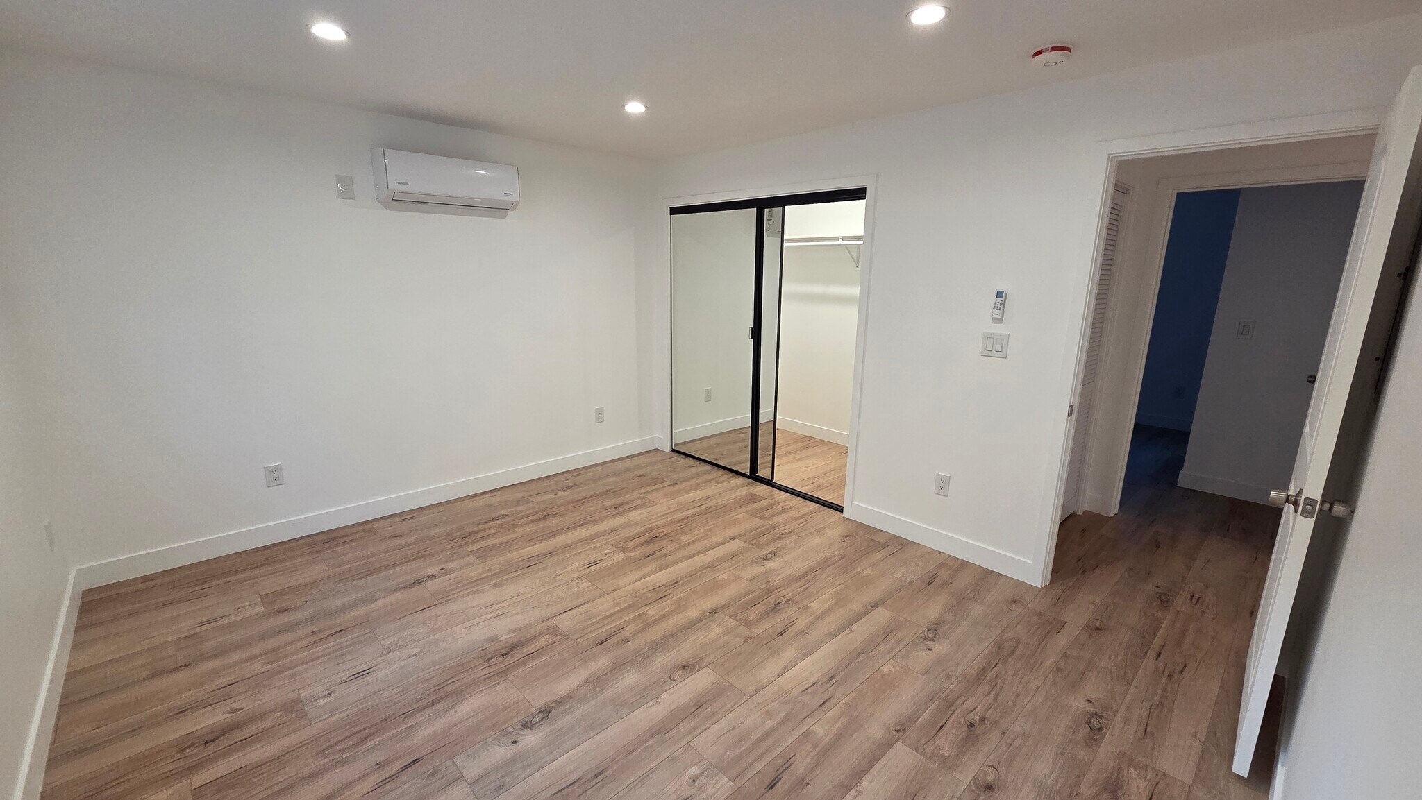 Building Photo - 805 W Glenoaks Blvd