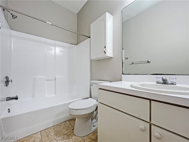 Building Photo - 906 Alfreda Ave