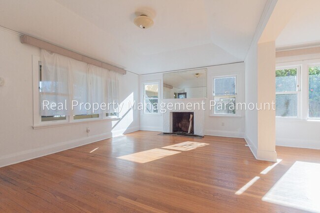 Building Photo - Beautiful house in Los Feliz