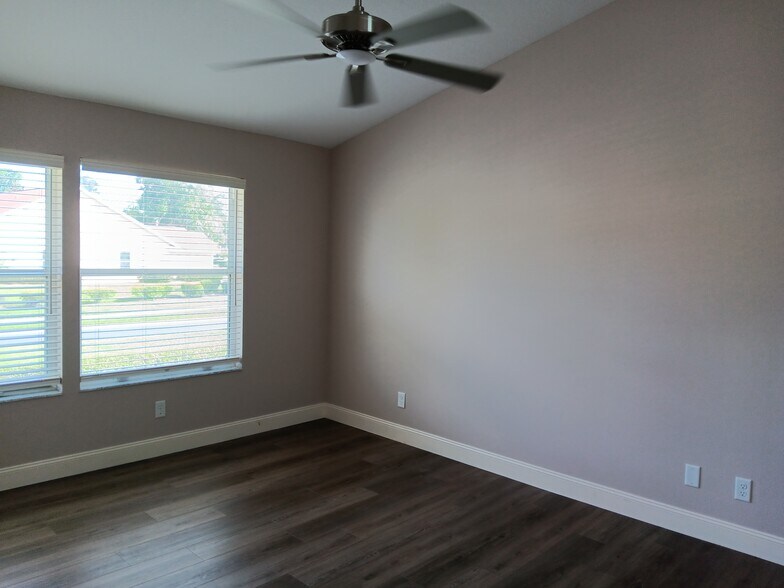 Guest room 1 upstairs - 2348 SE 19th Cir