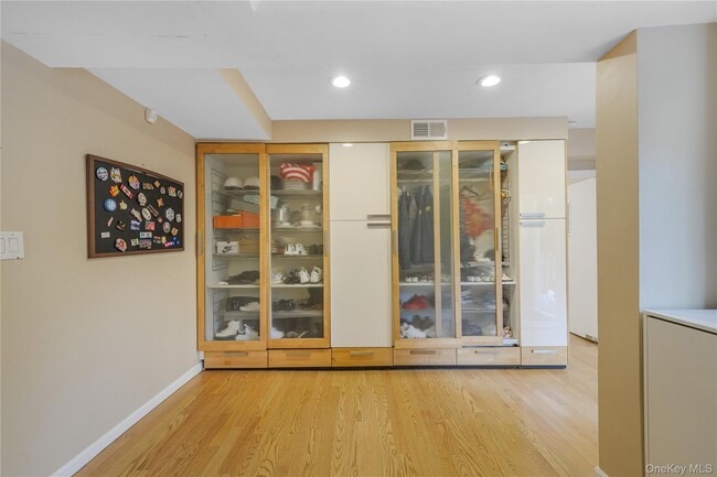 Building Photo - 24 Mineola Ave