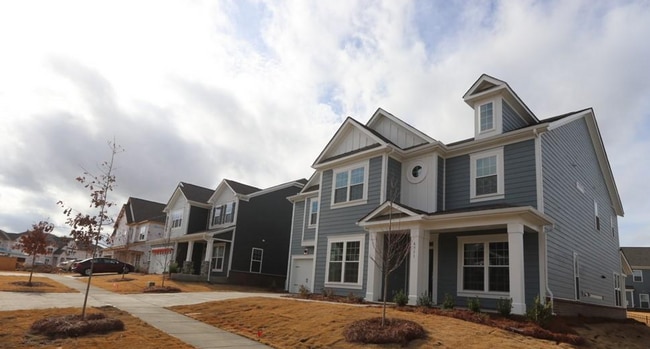 Building Photo - Huge 5-bedroom, 4-bathroom, in Poplin Grov...