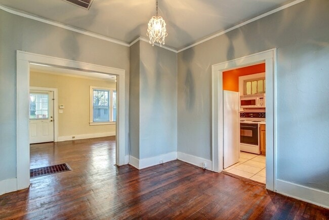 Building Photo - Beautiful Single Family house near downtow...
