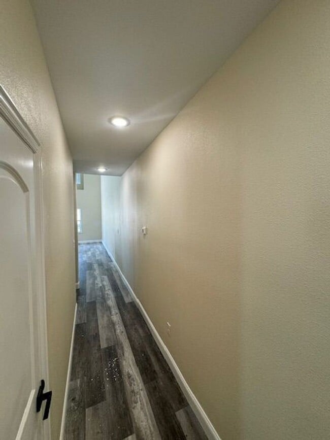 Building Photo - 3/2/2 - HIGH CEILINGS - NO WATER BILL