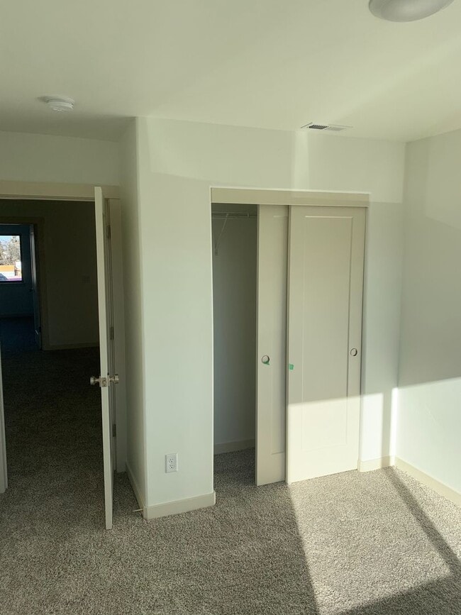 Building Photo - Modern 3 Bed/2.5 Bath Townhome in NW Redmond