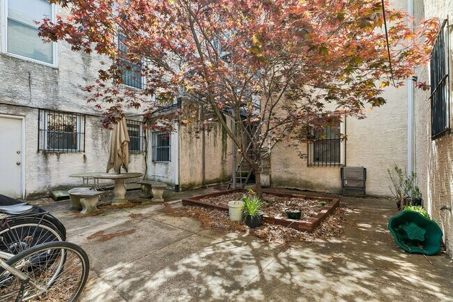 Building Photo - Well-maintained 2-bedroom, 1-bath bi-level apartment | Washington Square West