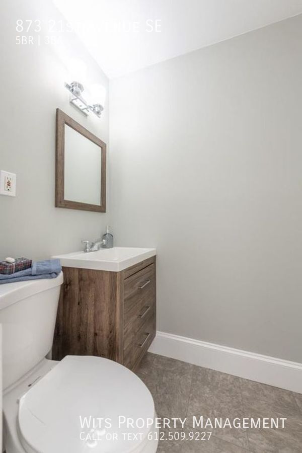 Building Photo - 873 21st Ave SE