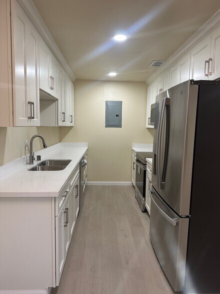 Building Photo - 1341 Drake Dr