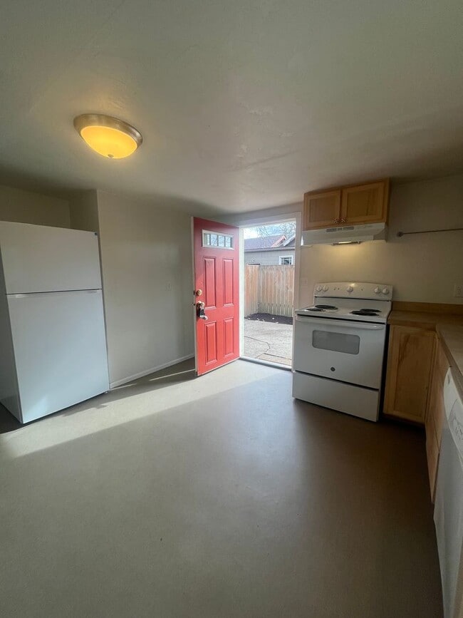 Building Photo - Remodeled 2-Bedroom Bungalow!