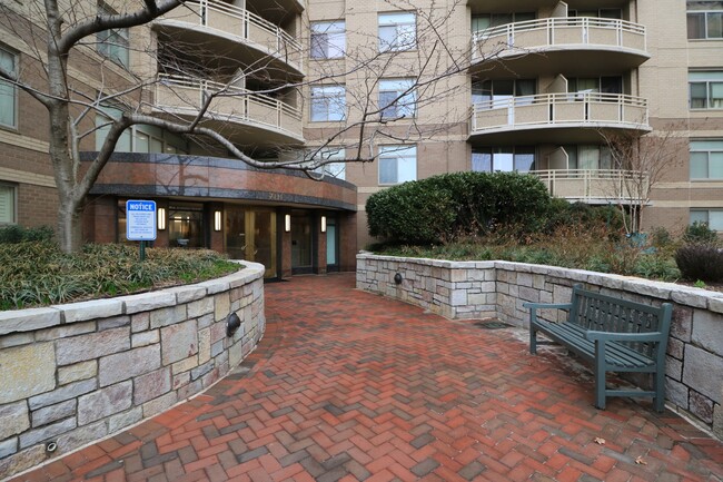 Building Photo - 1 + 1 w/Parking in downtown BETHESDA!