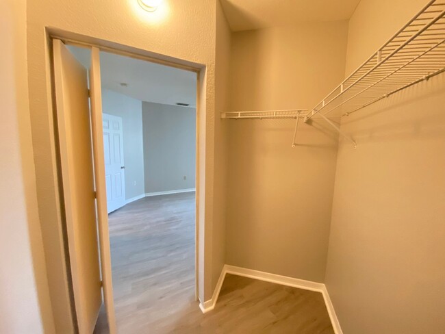 Building Photo - Beautiful 1/1 Condo in the Gated Community...