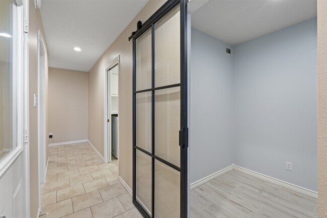 Building Photo - 120 Harbour Town Dr