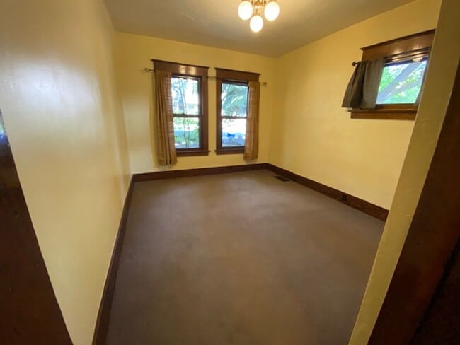 Building Photo - Historic Magill House on NW 1st Street