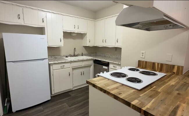 Building Photo - 2 bedroom 1.5 bath duplex - Edmond Schools- August Move In