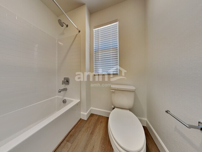 Building Photo - 123 Charmante Tulip Ln