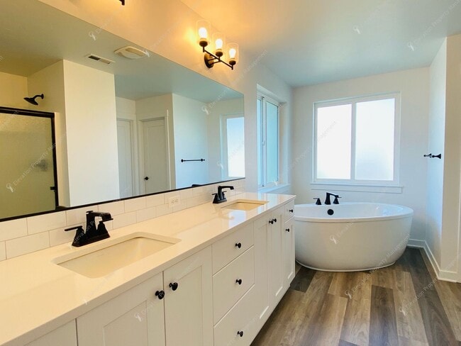 Building Photo - Bright & Spacious SE Bend Retreat with Vau...