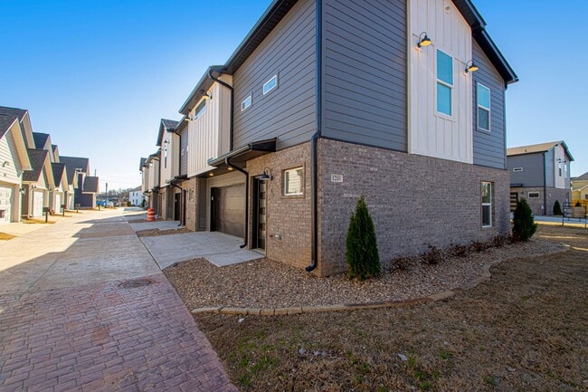 Building Photo - 2 Bed 2 Bath 2 Car Garage Townhome in Rock...