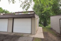 Building Photo - 3-level end unit townhome in great wooded ...