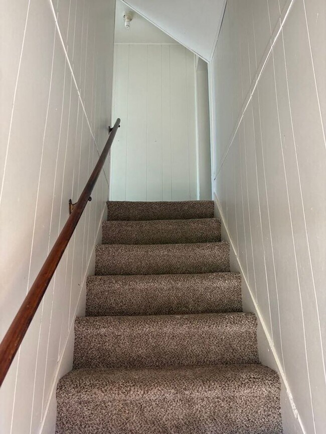 Building Photo - SPACIOUS 4 BEDROOM HOME READY FOR YOU